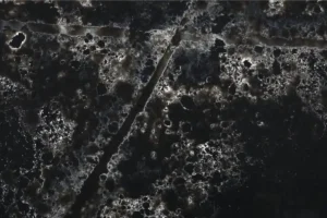 Кварцевый агломерат Black Mirror EQJC 052, черный оттенок
