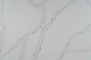 Композит кварца Calacatta Borghini 9444 от производителя Quantra Quartz (Индия) для кухонных поверхностей