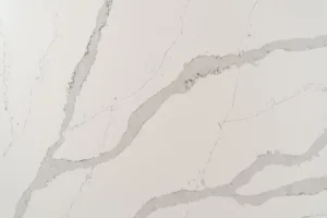 Композит кварца Calacatta Lucca 9010 от производителя Quantra Quartz (Индия) для кухонных поверхностей