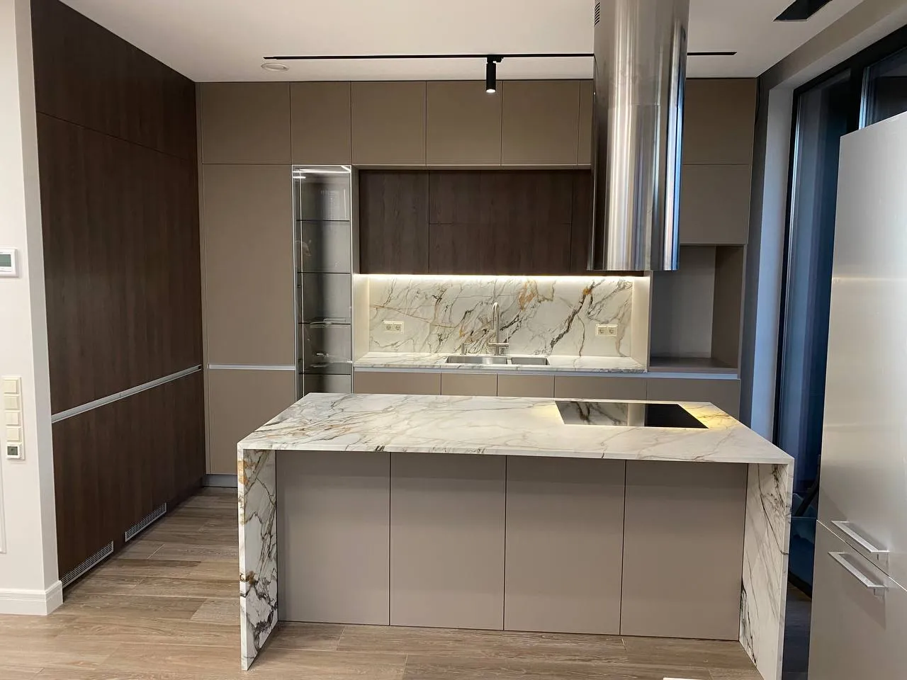 Панорамный вид на столешницы и скинали из керамогранита Calacatta Luxe CL01