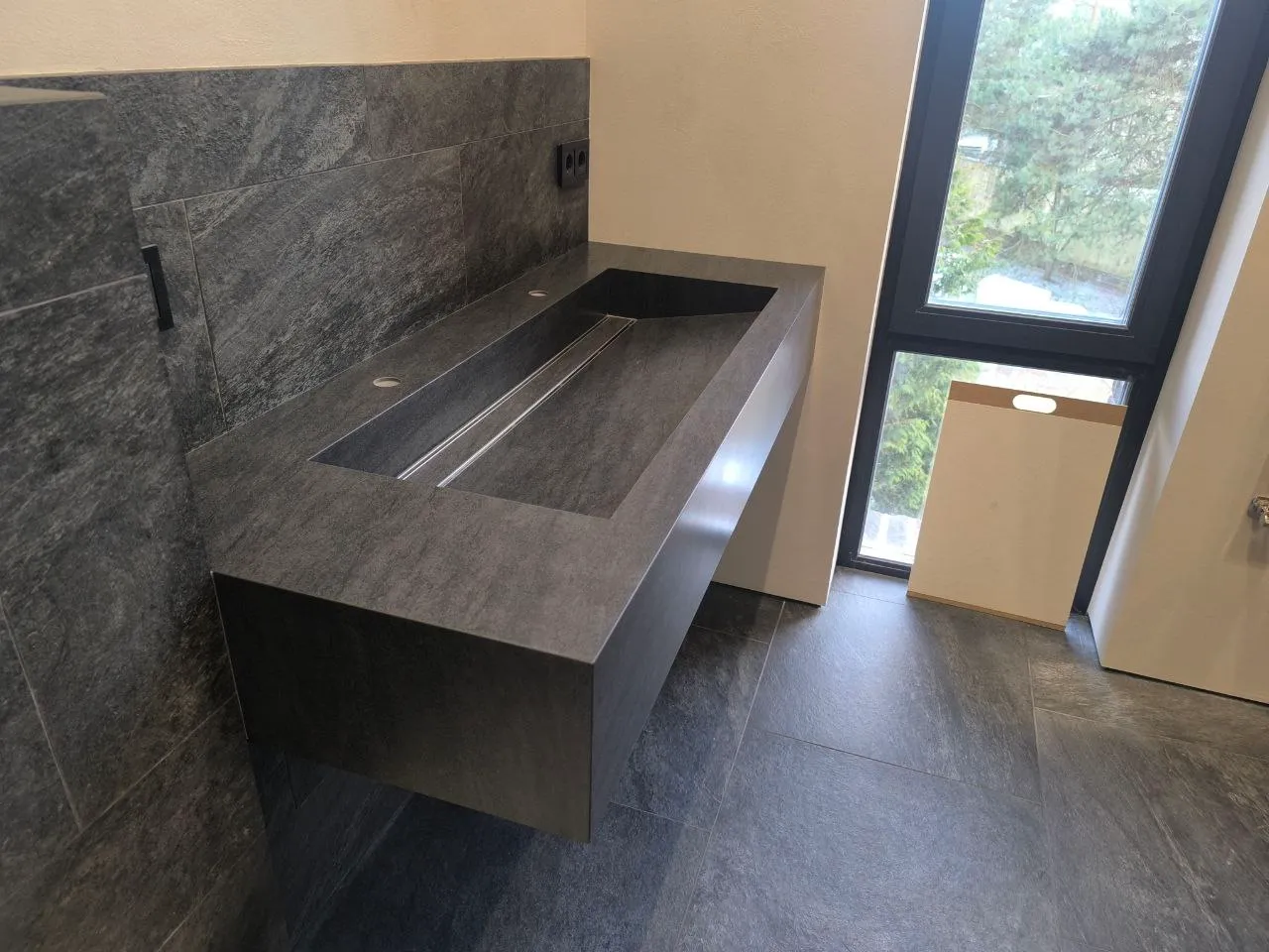 Вид слева на умывальник из керамогранита Basalt Black